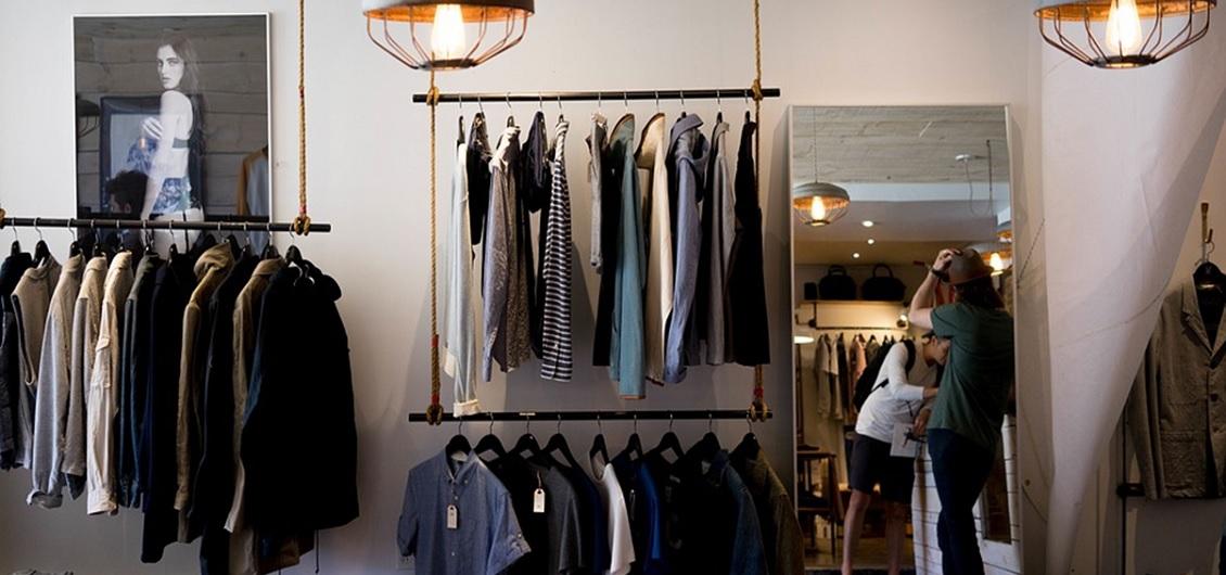 Szafa na całą ścianę - na co zwrócić uwagę przy zakupie?