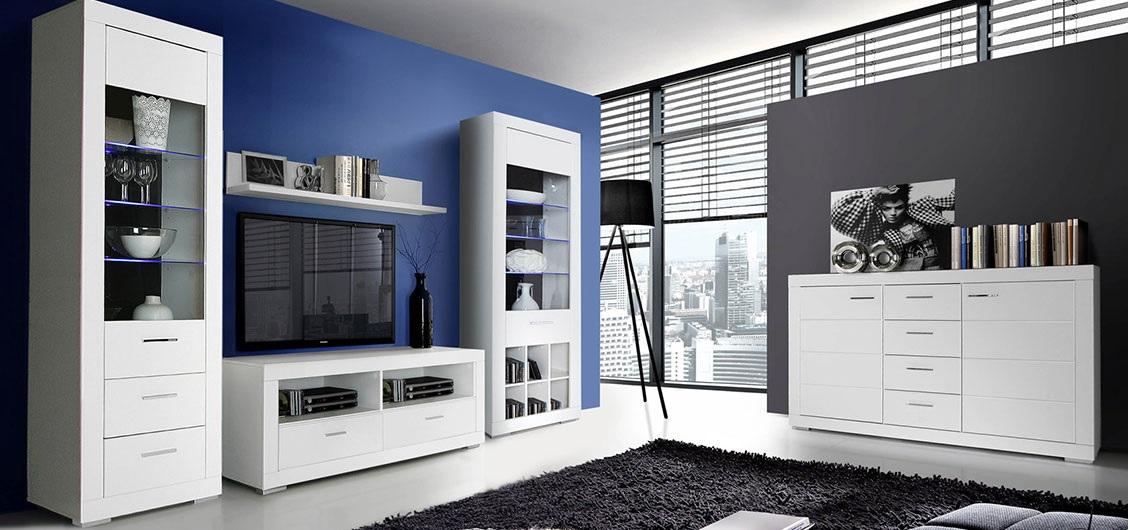 Salon z białymi meblami - jak pomalować ściany? Szary salon - jakie meble wybrać? Klasyczne aranżacje