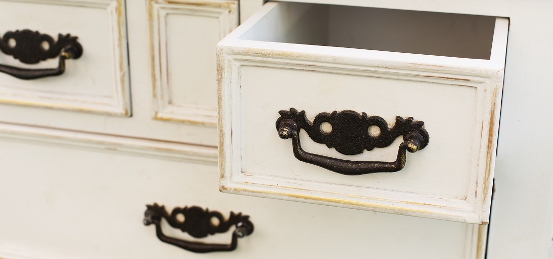 Od skrzyni do komody – mebel narodzony na królewskim dworze